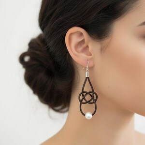 Pendientes nudo marinero infinito con perla, pendientes de cuero azul y plata, pendientes nudo infinito, pendientes náuticos con perla