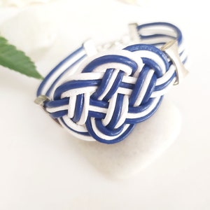 Pulsera de cuero con nudo marinero en azul y blanco, pulsera playera con nudos náuticos, regalo para surfers y amantes del mar. imagen 8