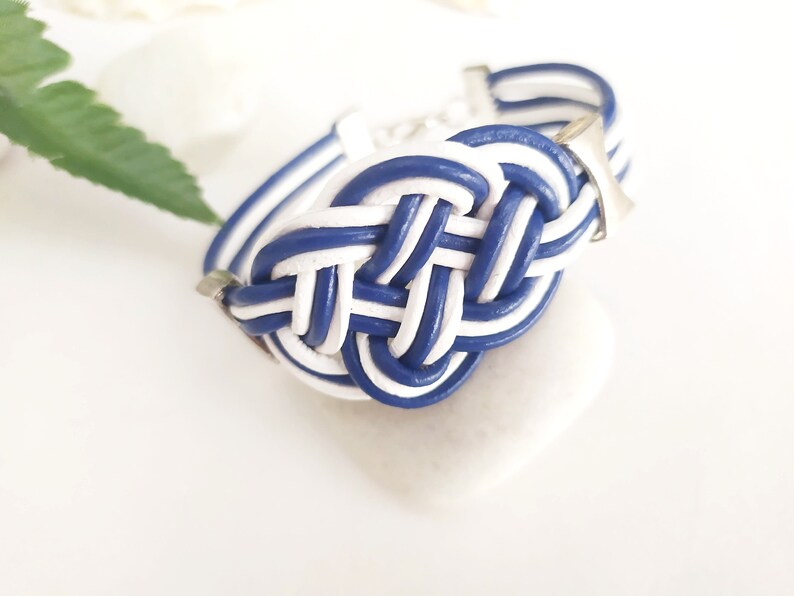 Pulsera de cuero con nudo marinero en azul y blanco, pulsera playera con nudos náuticos, regalo para surfers y amantes del mar. imagen 8