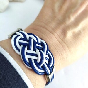 Pulsera de cuero con nudo marinero en azul y blanco, pulsera playera con nudos náuticos, regalo para surfers y amantes del mar. imagen 7