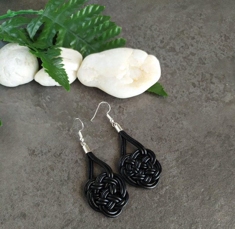 Boucles d'oreilles en cuir et argent avec nœud celtique d'amour éternel, boucles d'oreilles longues avec symbole celtique. image 6