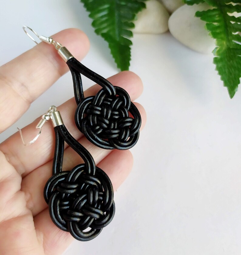 Boucles d'oreilles en cuir et argent avec nœud celtique d'amour éternel, boucles d'oreilles longues avec symbole celtique. image 2