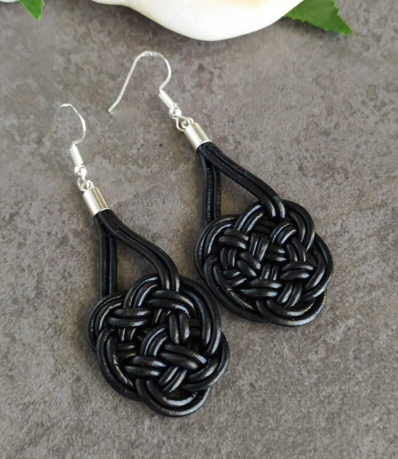 Boucles d'oreilles en cuir et argent avec nœud celtique d'amour éternel, boucles d'oreilles longues avec symbole celtique. image 4