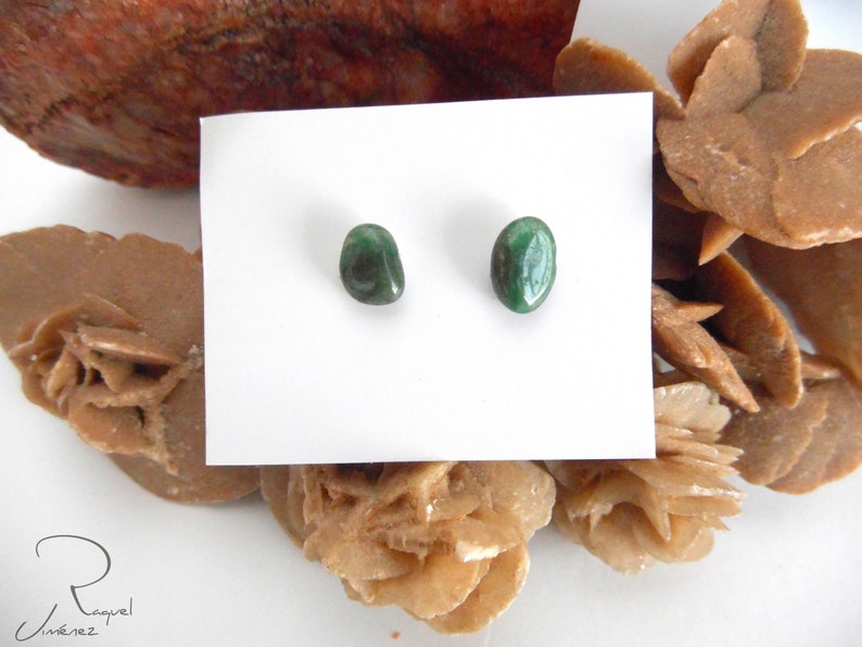 Pendientes botón de jade verde, pendientes con piedra natural, pendientes verdes de mujer, pendientes pequeños de mujer, regalo de mujer. imagen 5