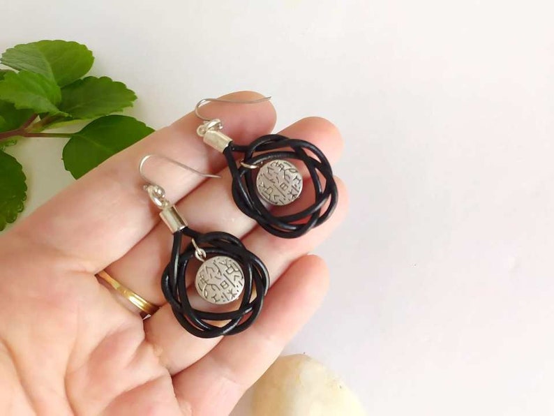 Leather knot earrings with bohemian and ethnic style, Celtic style leather earrings to give to women, ethnic gift for mothers image 1