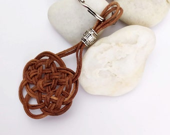 Braided leather keyring with an infinite Celtic knot, knotted leather keyring, Celtic symbol keyring, men's  leather gift, celtic lover gift