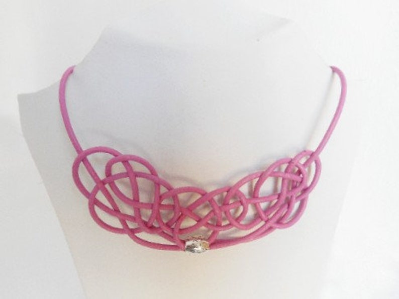 Collar de cuero rosa para mujer con nudo celta, collar nudo céltico de cuero, collar babero de cuero, collar cuero natural negro de mujer imagen 5