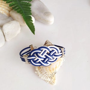 Pulsera de cuero con nudo marinero en azul y blanco, pulsera playera con nudos náuticos, regalo para surfers y amantes del mar. imagen 9