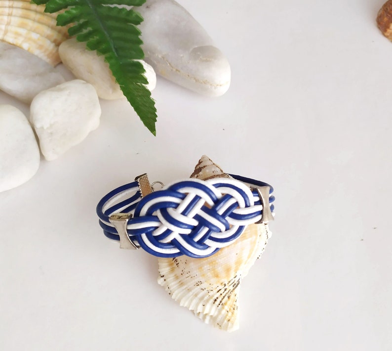 Pulsera de cuero con nudo marinero en azul y blanco, pulsera playera con nudos náuticos, regalo para surfers y amantes del mar. imagen 9