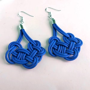 Pendientes azules de cuero y plata con nudo celta, pendientes personalizados, pendientes étnicos y hippie, pendientes nudos, pendientes boho imagen 1