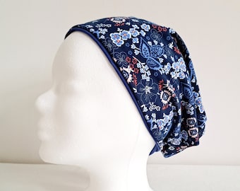 Bonnet réversible bleu marine motif fleuri & bleu uni