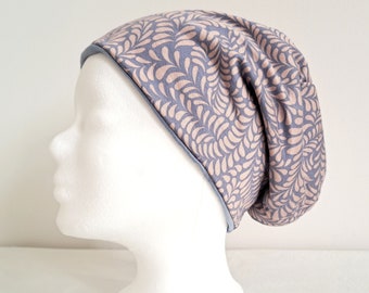 Bonnet réversible Vrilles de feuilles vieux rose sur bleu jean clair/bleu jean uni