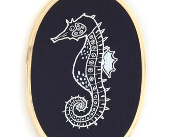 Instructions de broderie télécharger PDF motif hippocampe pour avancé DE/EN/FR