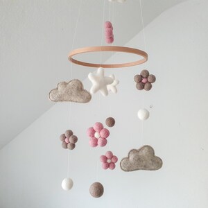 Mobile Baby, Filzkugeln, Wolken, Sterne, Kinderzimmer, Babyzimmer, Geschenk, Geburt, Taufe Bild 4