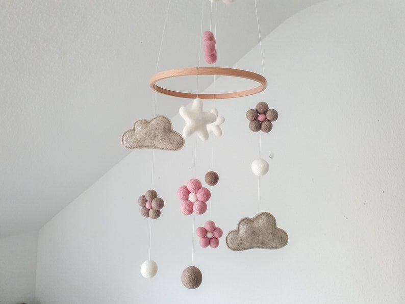 Mobile Baby, Filzkugeln, Wolken, Sterne, Kinderzimmer, Babyzimmer, Geschenk, Geburt, Taufe Bild 4