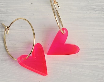 Creolen vergoldet mit Herz 15mm Anhänger Neon Rot Acryl
