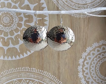 Boucles d'oreilles en laiton avec disques martelés Boho Ethnique argent