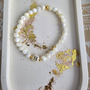 Personalisiertes Armband, Initialarmband, Perlmuttbuchstaben,  Gold, personalisiert,  Muschelperlen