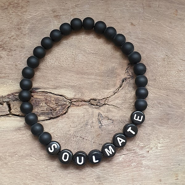 Armband Soulmate mit schwarzen Achatperlen Perlenarmband und schwarzen Buchstabenperlen