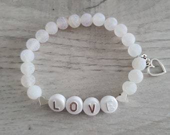 LOVE  Armband mit weißen Achatperlen silber Valentinstag Hochzeit Liebe Namensarmband Patin Pate