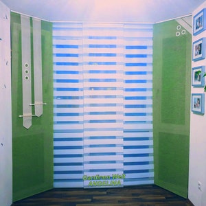 May include: Green and white window blinds with a white fabric valance and the text "Gardinen Welt ANGELINA" on the bottom.