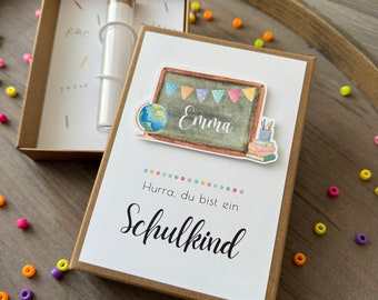 Geschenkverpackung zur Einschulung personalisiert mit Name / Hurra Schulkind