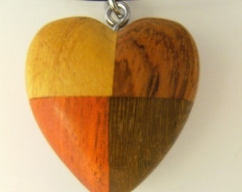 Corazón, colgante de madera con cordón de cuero.