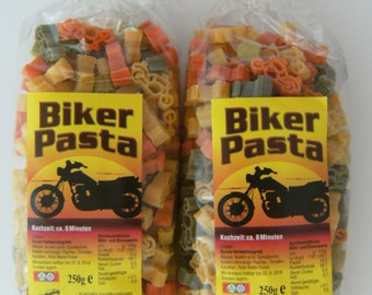 Piezas dispersas de motocicletas hechas con masa de pasta, artículos para manualidades, fabricación de joyas.