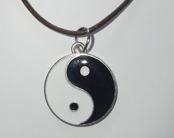 Yin Yang Anhänger mit Lederband