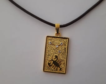 Colgante Escorpio con correa de cuero, signo zodiacal