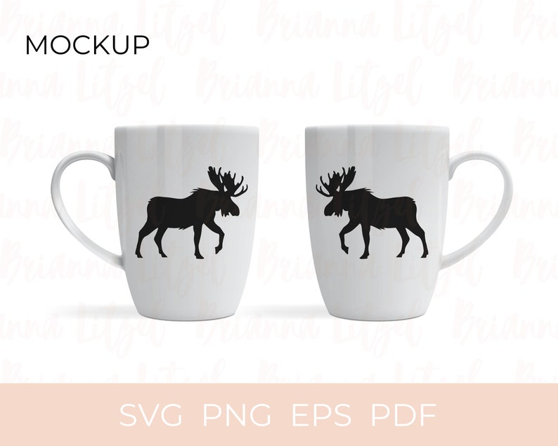 Puede incluir: Dos tazas blancas con siluetas negras de alces a cada lado. Las tazas est&aacute;n sobre un fondo blanco. El texto "MOCKUP" est&aacute; en la parte superior de la imagen. El texto "SVG PNG EPS PDF" est&aacute; en la parte inferior de la imagen.