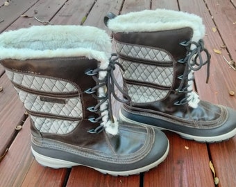 LIKE NEW Columbia Heather Canyon Omni-Heat Techlite fur lined snow boots, size 8