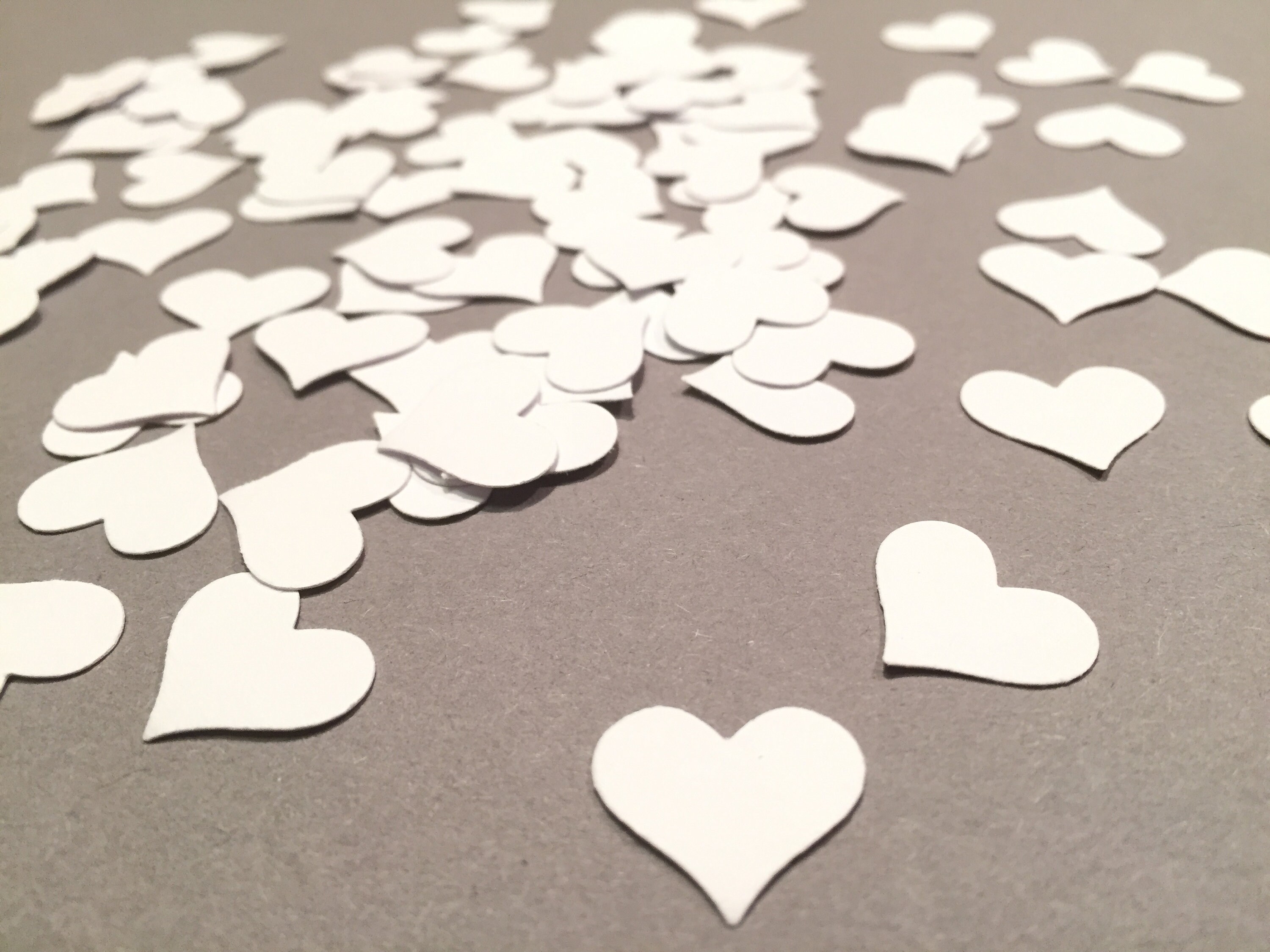 Confetti / Scatter Decoration: 100 white hearts
