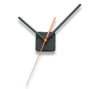 以下が含まれることがあります： オレンジ色の針が付いた黒い時計の機構。時計の針は12時を指しています。