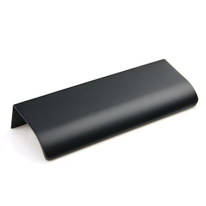 Könnte beinhalten: Ein mattschwarzer Schrankgriff mit geschwungenem Design. Der Griff hat eine rechteckige Form mit einer gewölbten Unterseite und einer rechtwinkligen Biegung an einem Ende. Der Griff ist aus Metall und eignet sich für Schubladen und Schränke.