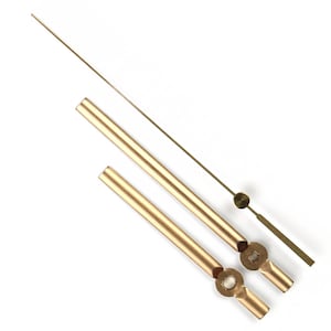 Peut inclure: Un ensemble d'aiguilles d'horloge dans des tons or et bronze. L'ensemble comprend deux aiguilles des heures, une aiguille des minutes et une aiguille des secondes. Les aiguilles des heures et des minutes sont tubulaires avec des extrémités circulaires.