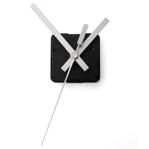 Puede incluir: Un juego de agujas de reloj con un mecanismo de reloj negro. Las agujas son plateadas y la aguja de las horas es larga.