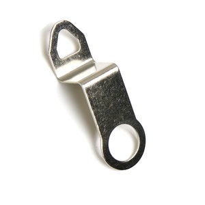 Puede incluir: Accesorio de manecilla de reloj de metal plateado con un agujero para una manecilla de reloj y un gancho para colgar.