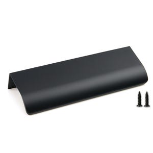 以下が含まれることがあります： マットブラックのキャビネットプルハンドル。曲線的なデザインで、前面が湾曲した長方形で、黒いネジが2本付属しています。引き出しやキャビネットに適したモダンなハードウェアです。