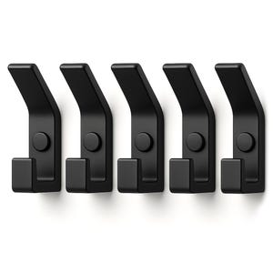 Puede incluir: Conjunto de seis ganchos de metal negro. Los ganchos son todos del mismo tamaño y forma, y tienen un diseño simple y moderno.