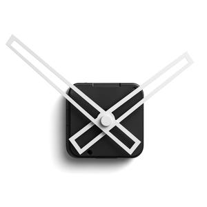 Può includere: Un orologio da parete moderno e minimalista con quadrante quadrato nero e lancette bianche. Le lancette, lunghe e rettangolari, si incrociano a forma di X. Design semplice e contemporaneo, ideale per ogni ambiente.