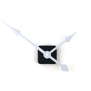Op de afbeelding: Een modern klokmechanisme met een zwarte vierkante basis en witte wijzers. De uur- en minutenwijzers zijn lang en slank, met een druppelvorm aan de uiteinden. De wijzers geven de tijd aan.