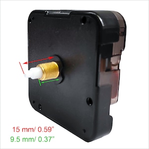 Puede incluir: Movimiento de reloj negro con un eje blanco y dorado. El eje mide 15 mm de largo y 9,5 mm de di&aacute;metro.