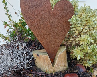 Kleines Herz aus Edelrost auf Holz, Herz rostig, Geschenk zur Hochzeit, für die Liebe, Gartendekoration, Rost Herz