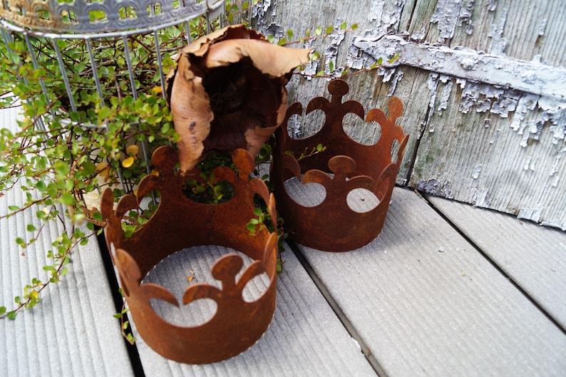 rusty, beautiful crowns for your garden, medium size, crowns made of patina, 11 cm, garden decoration, patio decoration in rust image 1