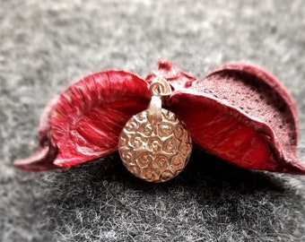 Noble pendant with a rose pattern made of 999 silver