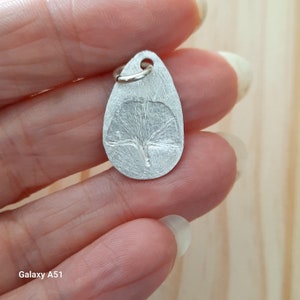 Pendentif en argent fin avec une véritable feuille de ginkgo en relief en forme de larme, unique image 7
