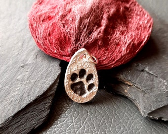 Solid silver pendant paw, patterned on both sides in 999 silver