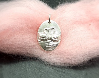 Noble pendant made of 999 silver in cabochon shape with swans