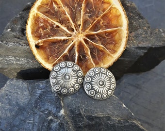 Round stud earrings with great pattern of 999 silver blackened